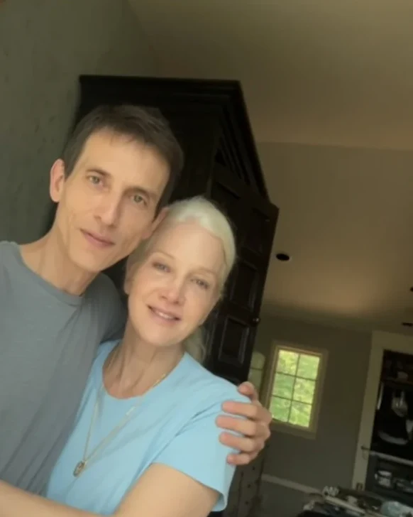 João abraçado com a esposa antes do acidente